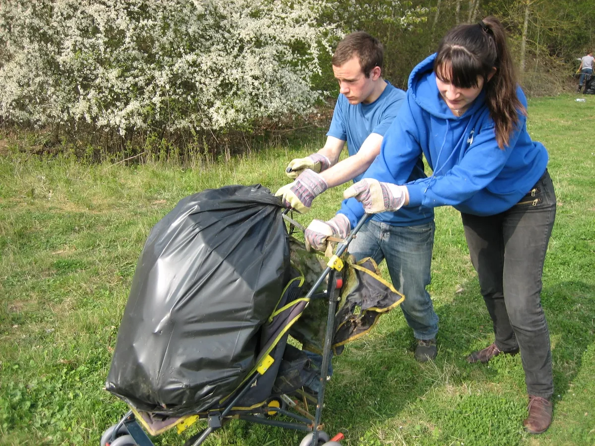 Deux bénévoles ramassant des déchets dans la nature