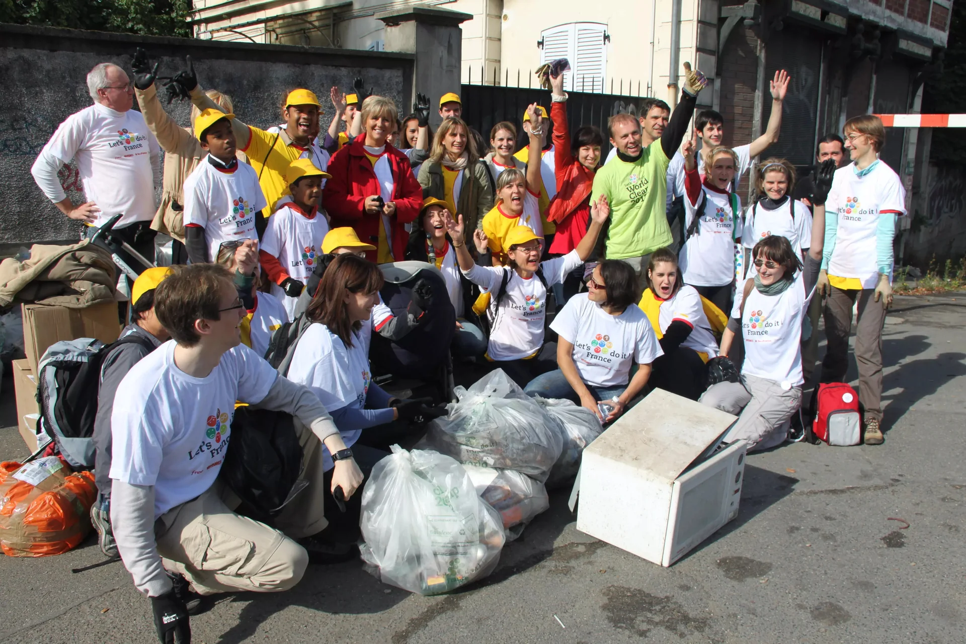 Bénévoles Let's Do It France réunis après une opération de nettoyage