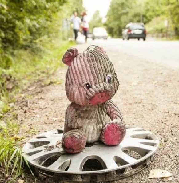 Peluche abandonnée près d'une bouche d'égout